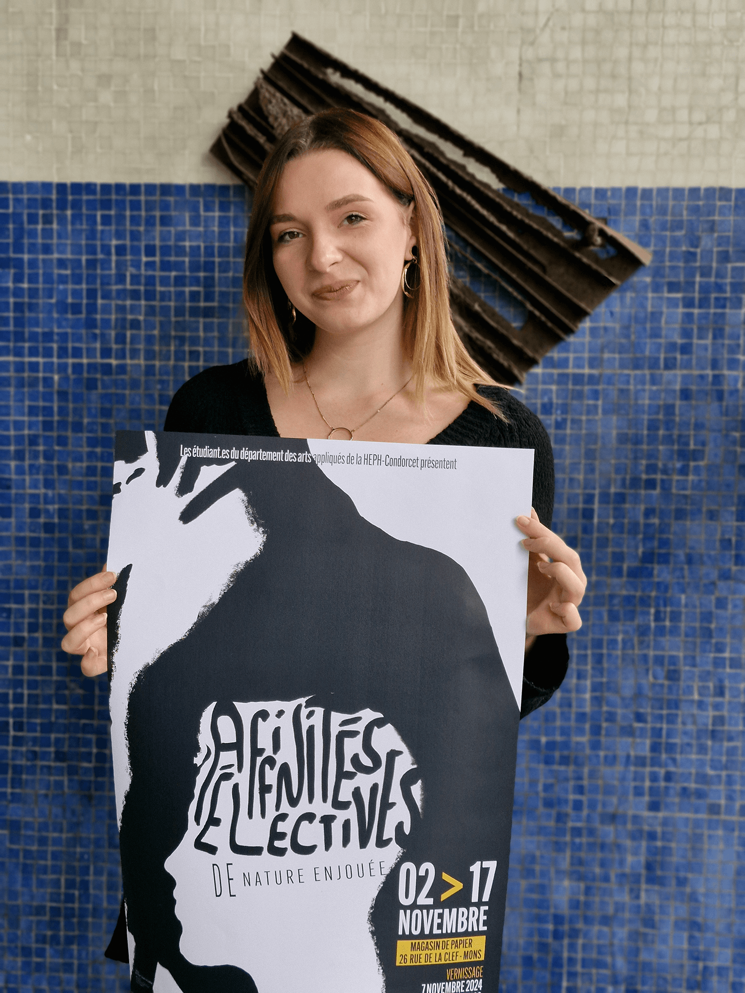 « Aurélie Quinart » : étudiante de Bac 3 Arts appliqués, auteure de l’affiche sélectionnée.